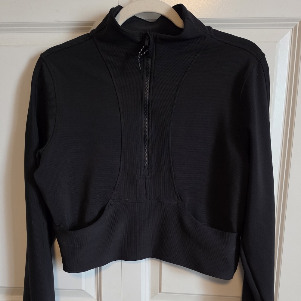 Black Cropped fitted Half-Zip Sweatshirt athletic pockets